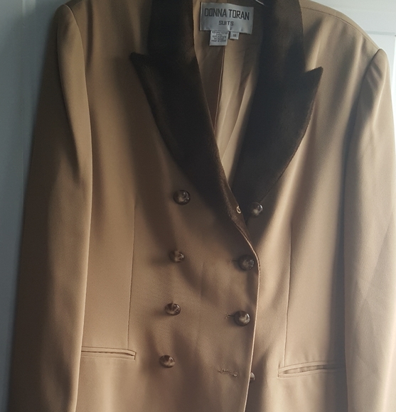 ---Donna Toran Vtg Tan 2pc suit - Picture 4 of 8
